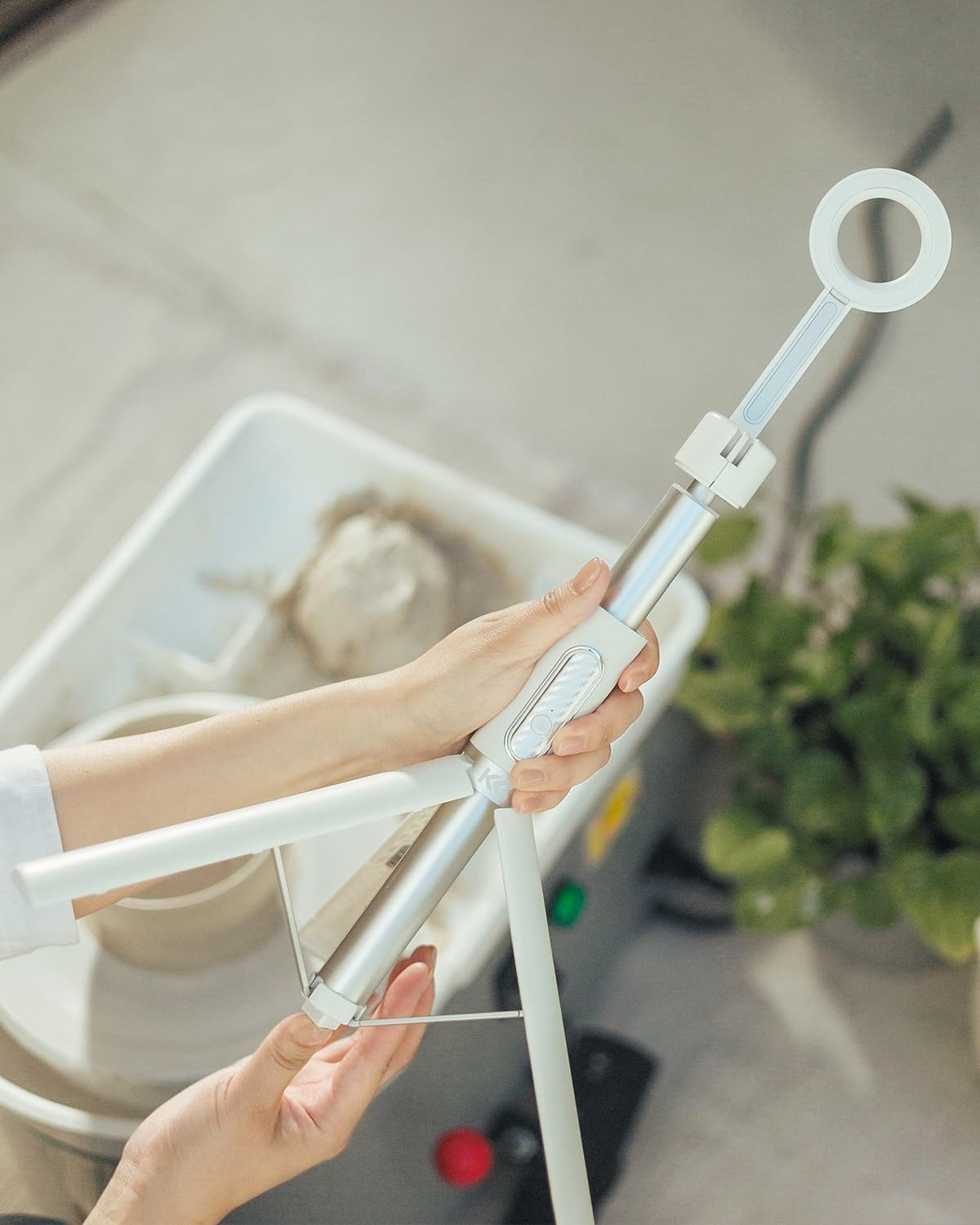 KraftGeek 163cm Magnetisches Handy Stativ, Tragbarer Selfie Stick mit Abnehmbarer Fernbedienung für iPhone, Ausziehbares Tripod Stativ für Smartphone Kompatibel mit Samsung/Android, Weiß