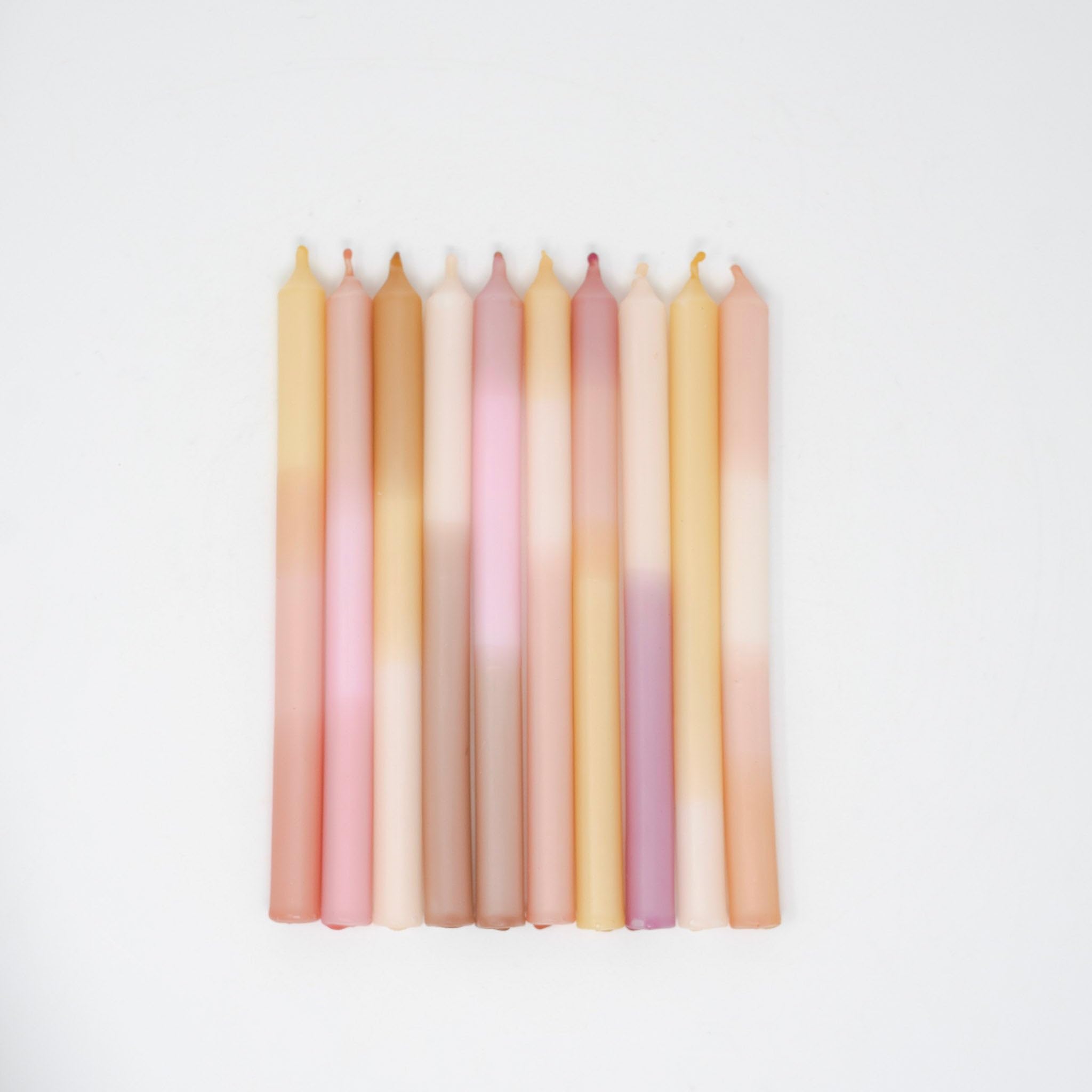 MADAM ERLE Juego de 10 velas estrechas Dipdye Finnja | Velas hechas a mano | colores pastel | beige | larga duración de combustión| velas decorativas | decoración del salón | gran idea de regalo para