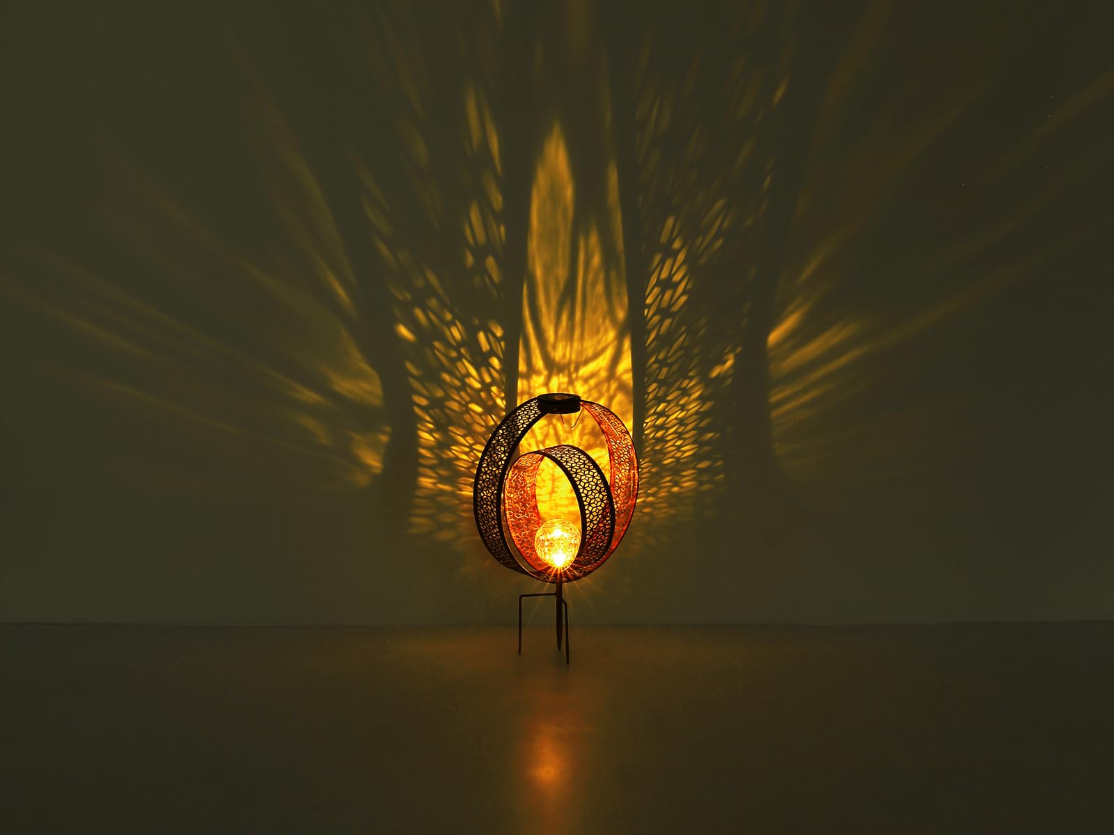 Set di 2 luci solari con punzonature decorative effetto ruggine e sfera di vetro, altezza 42 cm