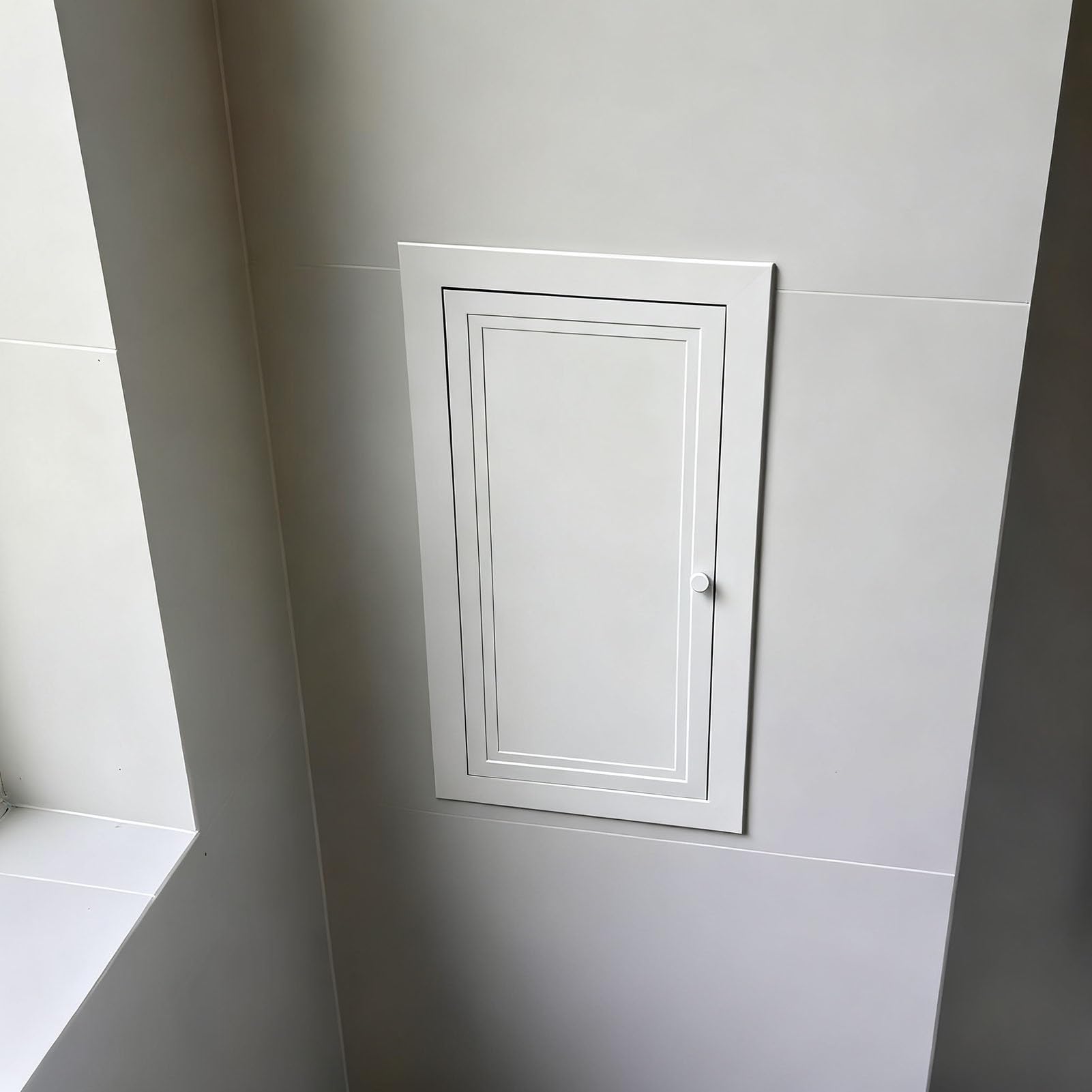 Panneau d'accès métallique Vibeo pour masquer les compteurs de la maison