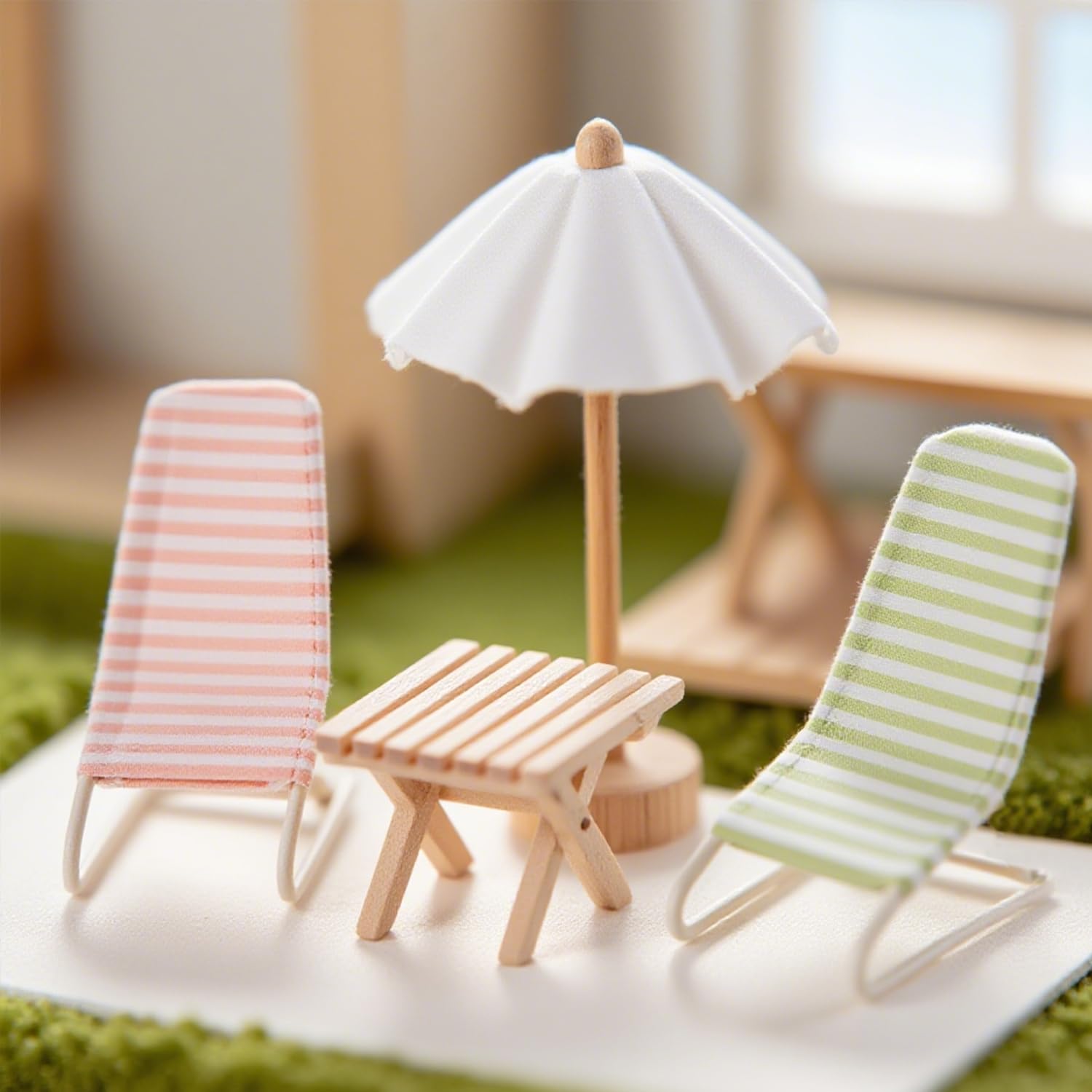 Minamzee Dollhouse Beach Chair Set,1:12 Mini 2 pcs Beach Longue Deck Chair,Foldable Table and A Sun Umbrella,Miniature Dollhouse Furniture Set for Craft Dollhouse Accessories (Pink + Green)