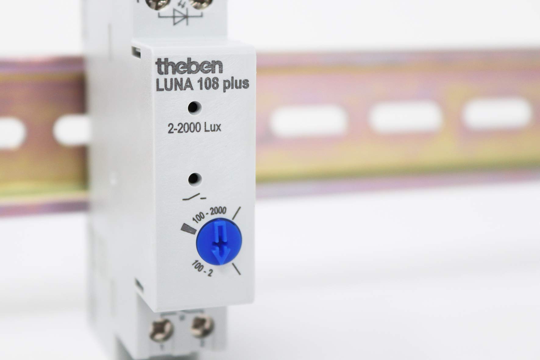 Theben 1080910 - Luna 108 Plus AL - Montaje en Superficie - Interruptor crepuscular analógico - Sensor de luz Incluido - Retardo de conexión y desconexión Fijo - Carril DIN | Sensor de luz incluido, 2 – 2000 lx, retardo fijo de encendido y apagado 20/80 s