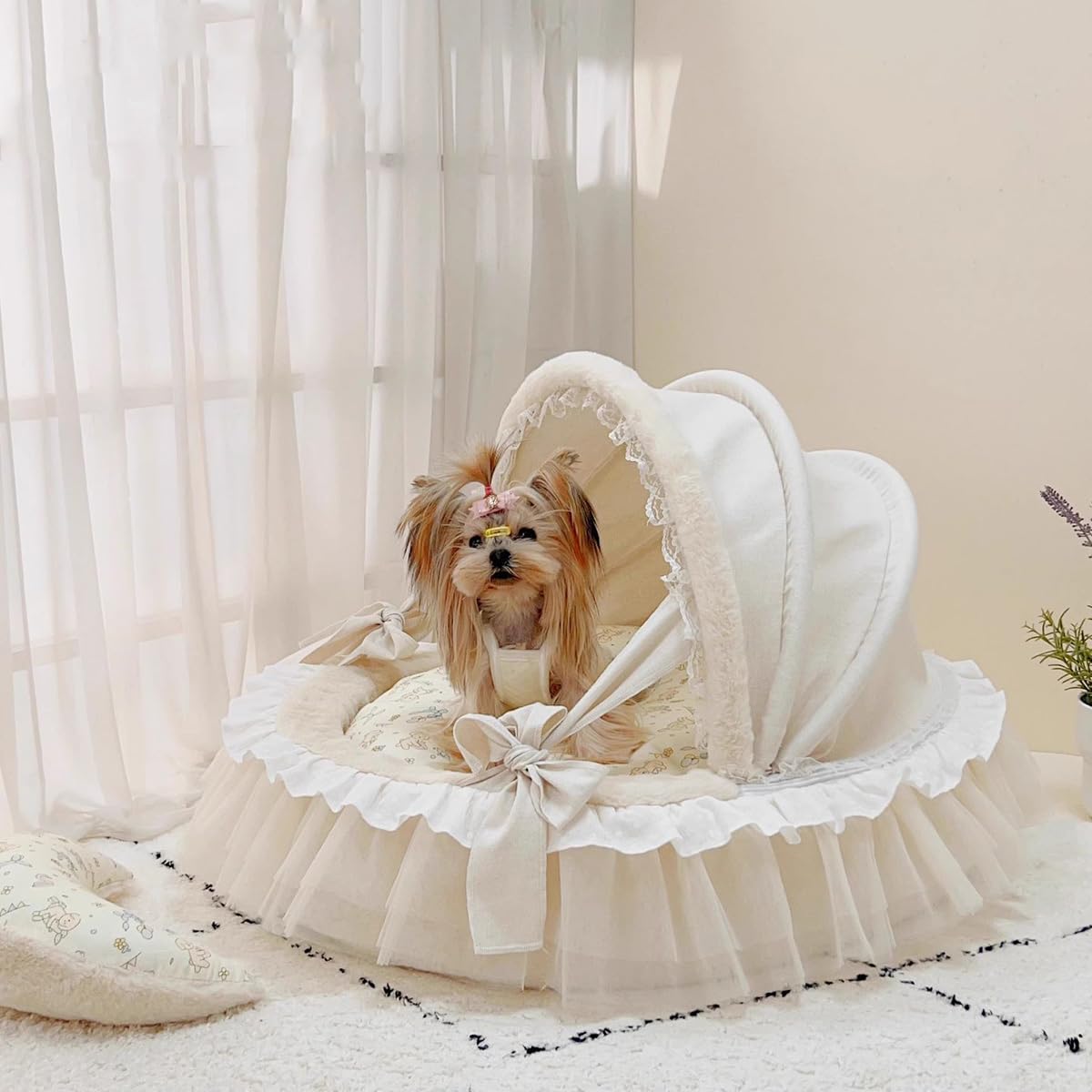Lit élégant pour animal de compagnie moelleux avec volants chic