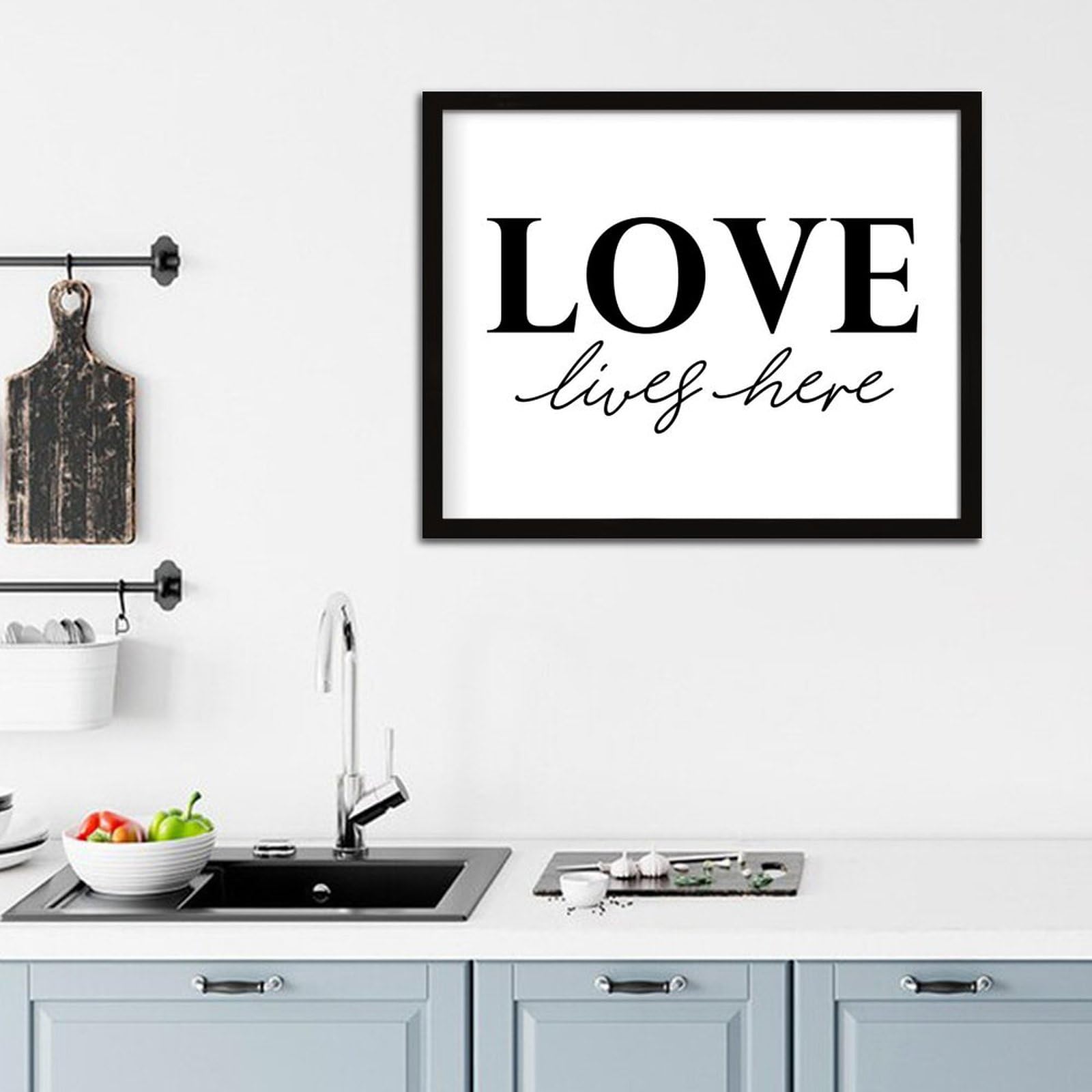 Decorazione da parete in legno da appendere con scritta in lingua inglese "Love Lives Here" (lingua italiana non garantita), cartello da parete in legno, 40,6 x 50,8 cm, scrittura, biblica, cartello