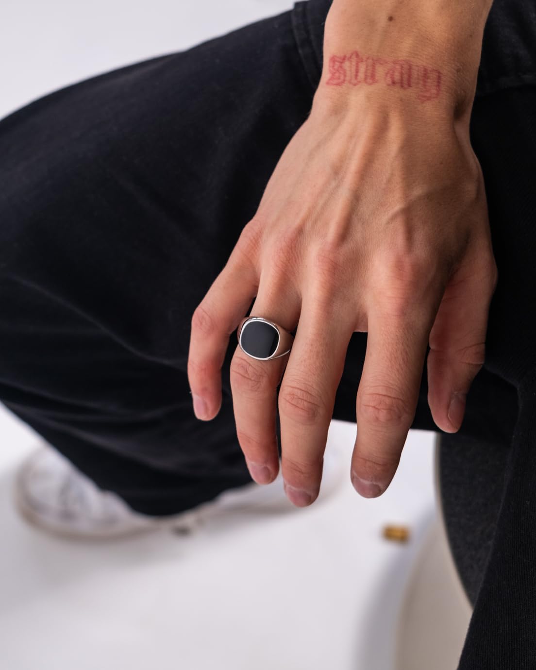 Schwarzer Siegelring für Herren und Damen - Streetwear Onyx Like Ring aus Edelstahl und 18K Gold - Wasserfester Signet Ring in Silber und Gold