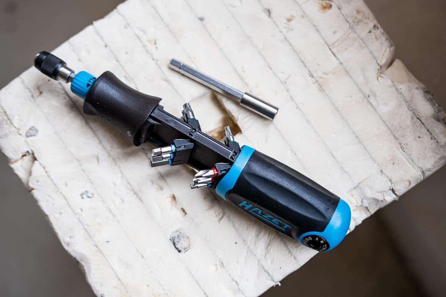 HAZET Tournevis à cliquet 810R-4 I Chargeur porte-embout intégré avec 12 embouts - Fonction cliquet réglable ou utilisation comme tournevis d'embout