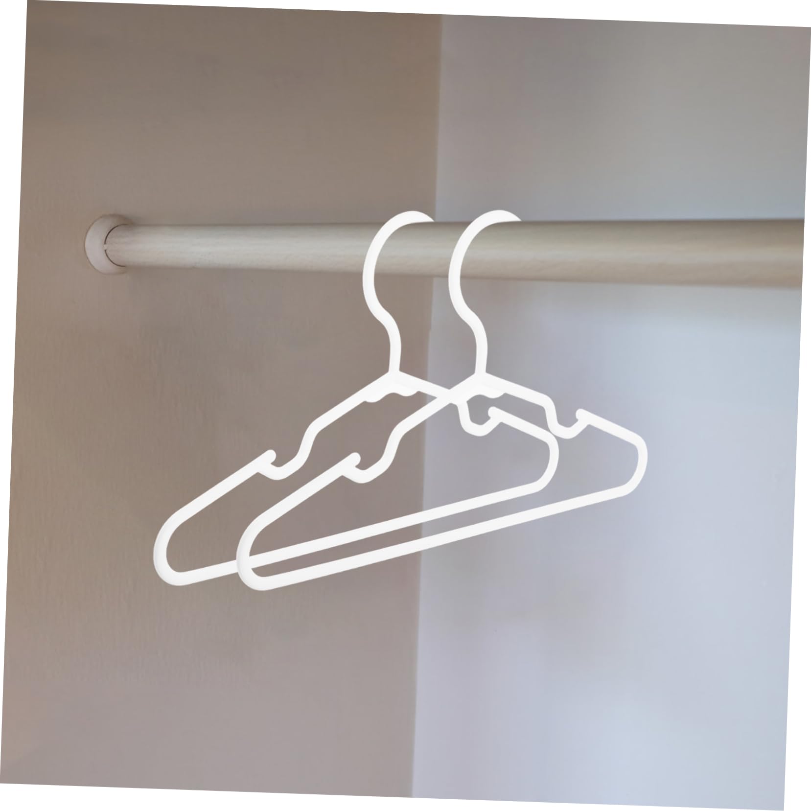 GLEAVI Kleiderbügel 50 Stück Packung für Kinderkleidung Weißer Kunststoff Spurloses Design Platzsparend für Kleiderschrank und Reisen