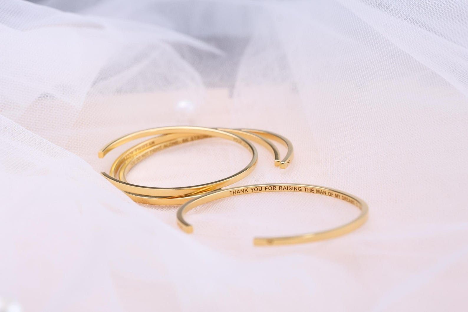 Pulsera de esposa grabada plata de ley 925 Mensaje personalizado delicado apilable brazalete novia novio hecho a mano