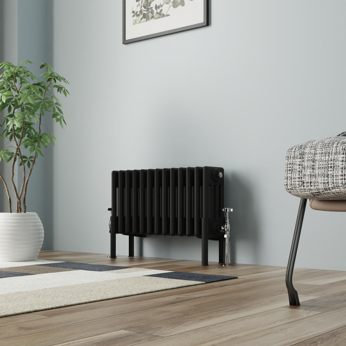 Radiateur en fonte noir 4 colonnes 300 x 605 mm sous fenêtre de salon