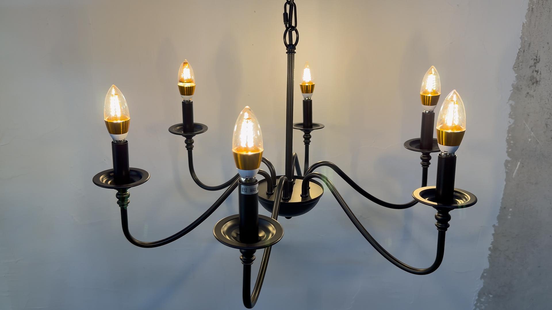 WTUOING 6-flammiger Kronleuchter Schwarz – Vintage Landhausstil – Kerzenleuchter-Design – Höhenverstellbar (65–170 Cm) – E14 Fassungen, Max. 60 W – Dimmbar – Für Wohnzimmer, Esstisch, Flur, Küche