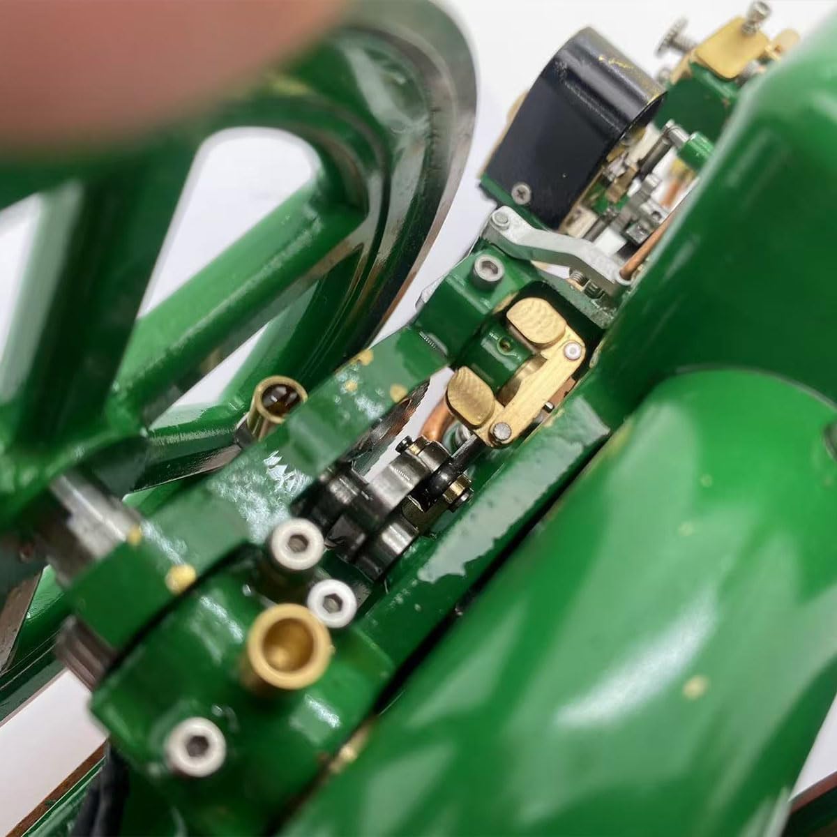 RETROL OKMO Morse Z jednocylindrowy, 4-suwowy silnik benzynowy z miniaturowym regulatorem dławienia, mini silnik z układem zapłonowym i drewnianym stojakiem ekspozycyjnym, industrialna dekoracja