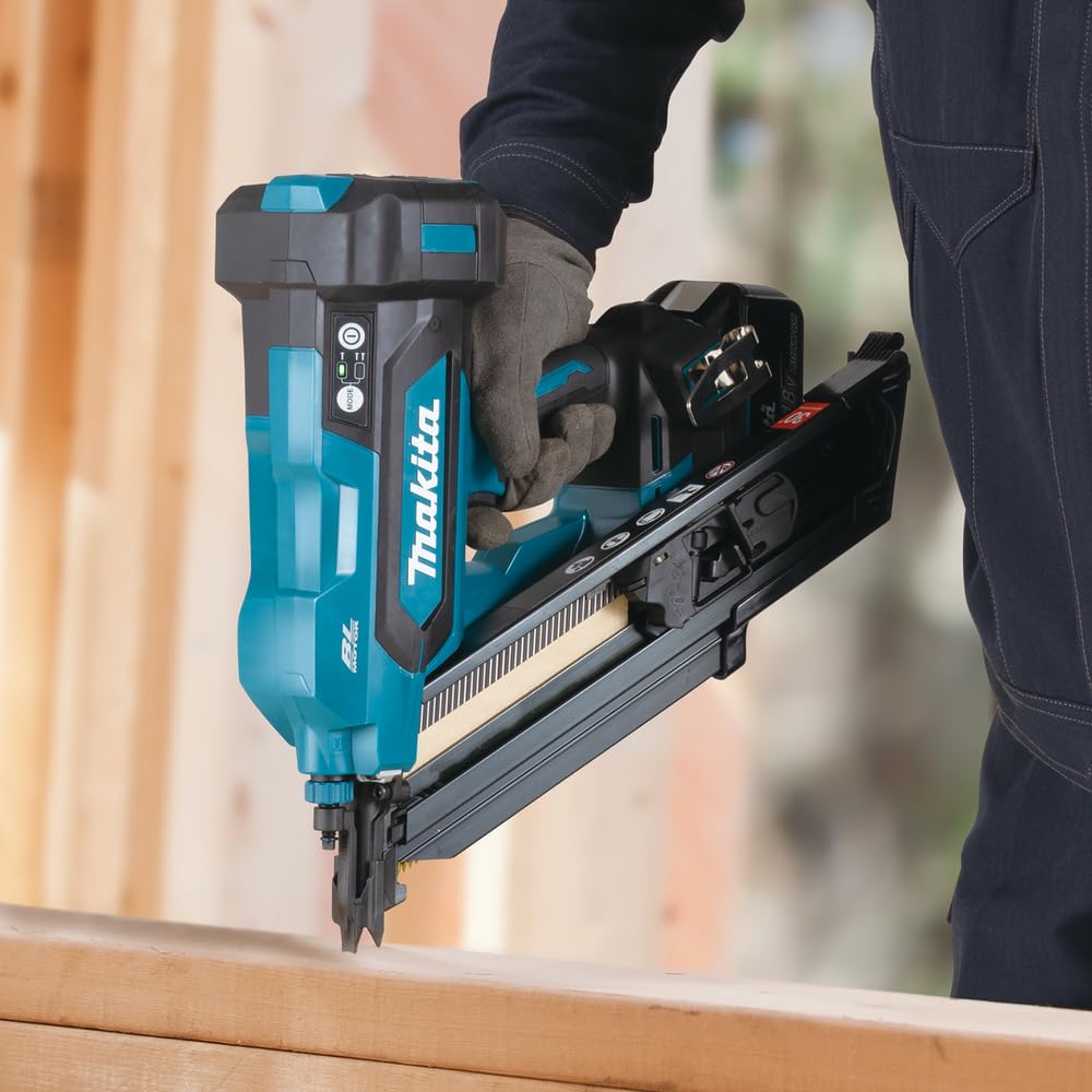 Cloueur de charpente 90mm pointes en D 34 º LXT MAKITA DBN900RTE BL1850B X 2 + chargeur DC18RC