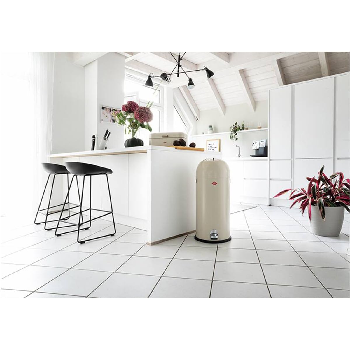 Wesco Kickmaster Maxi kosz na śmieci w kolorze nowego srebra, malowana proszkowo blacha stalowa, wbudowany amortyzator, pojemność 40 l, duży wrzut