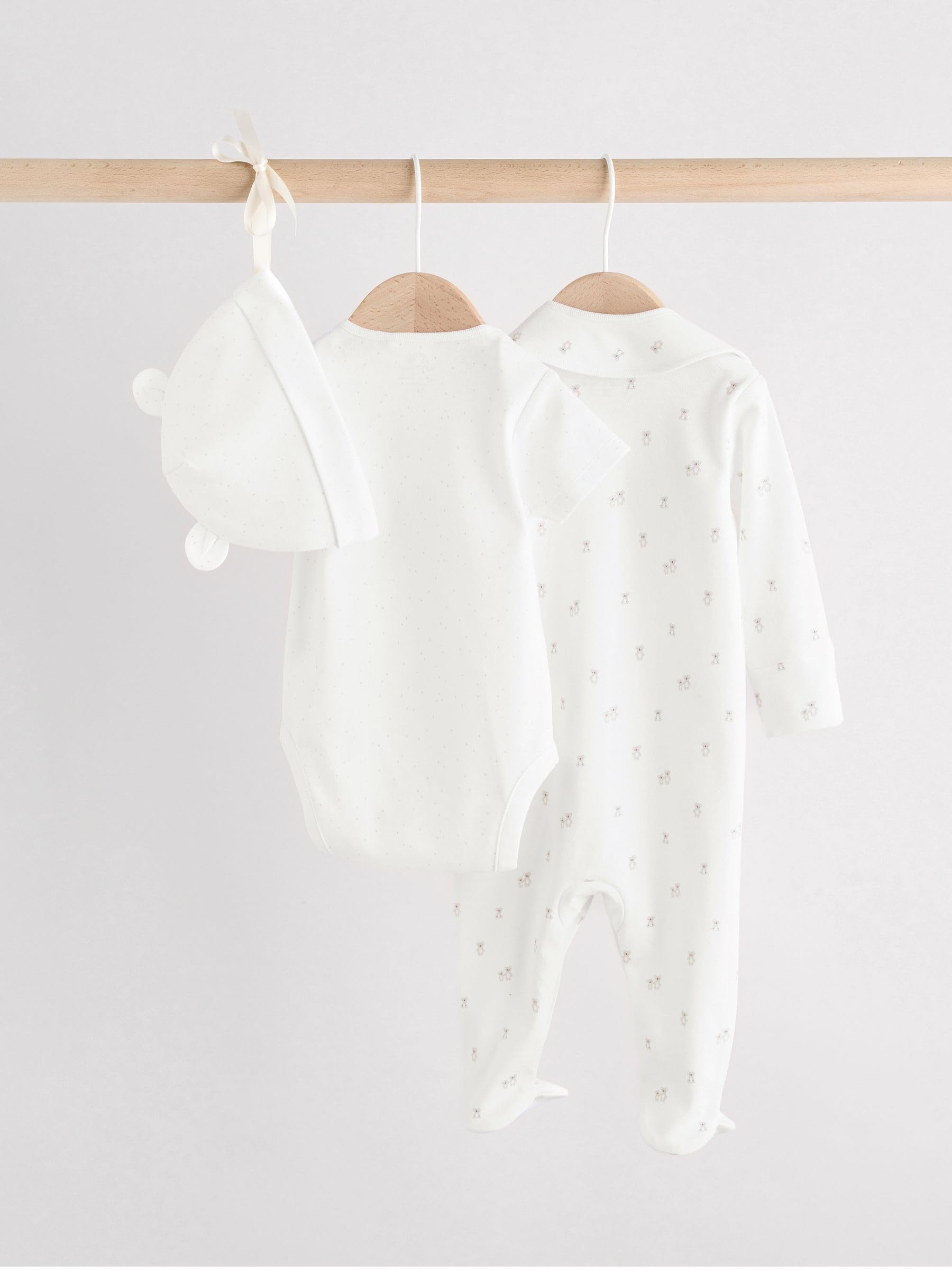 NEXT Noworodki unisex 4-częściowy komplet niemowlęcy: śpioszki, body, czapeczka i śliniaczek