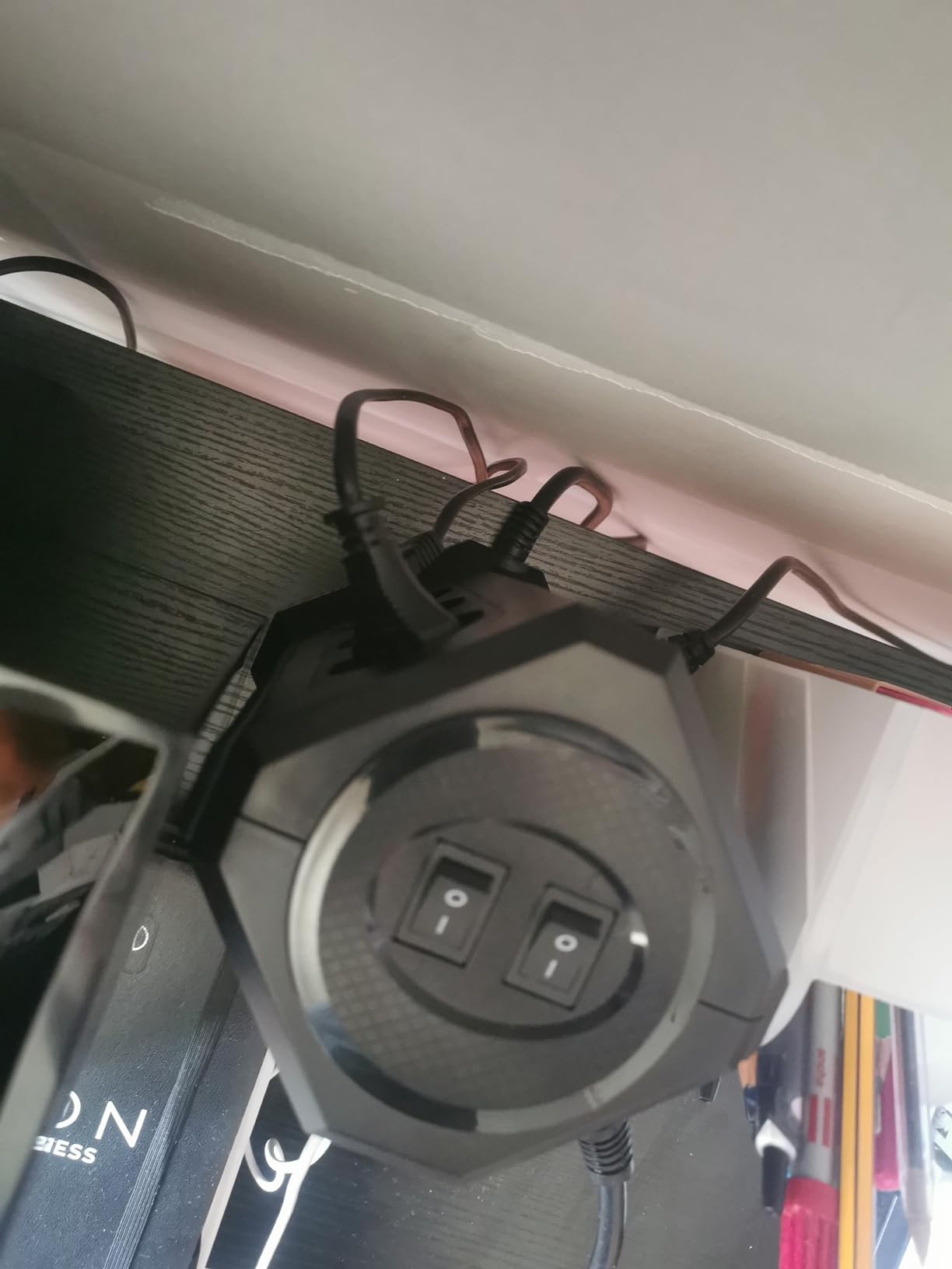 VOOMY Multipresa Verticale Con 12 Prese ITA, 2 USB-C 20W PD3.0 E 3 USB-A – 4000W, Protezione Sovratensione, 2 Interruttori E Cavo 2 M, Nero!
