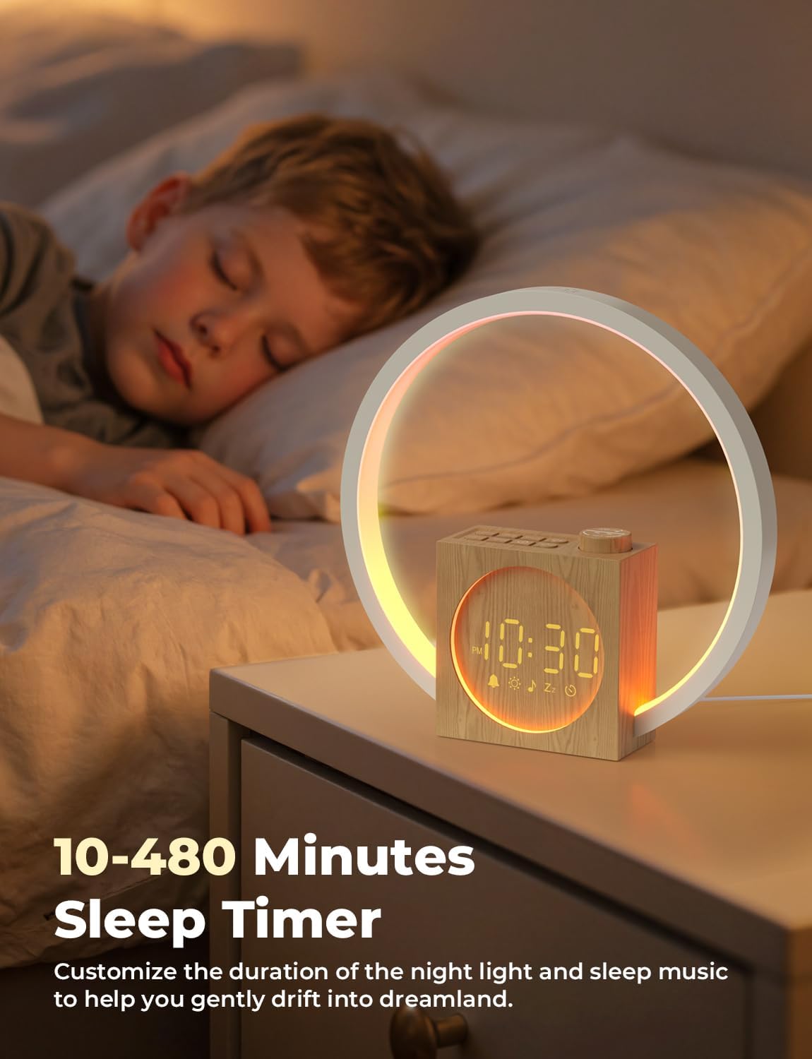 A child sleeping peacefully next to the alarm clock, with text indicating a 10-480 minute sleep timer.