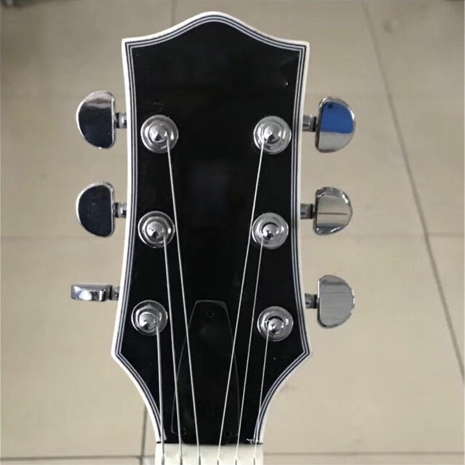 Brązowa Gitara Jazzowa Z Pojedynczym Przetwornikiem I Zaokrąglonymi Rogami Całkowicie Pusta Z Pojedynczym Przetwornikiem