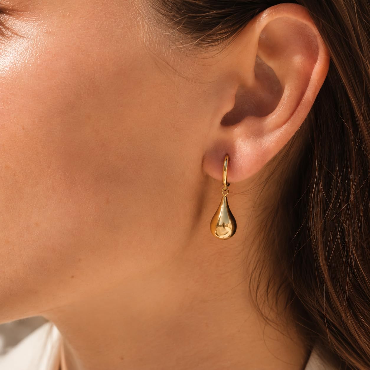 LAMUR Ohrringe aus 375er-Gold mit Diamantierung, Goldohrringe für Damen, Damenschmuck aus Gelbgold, Englischer Verschluss