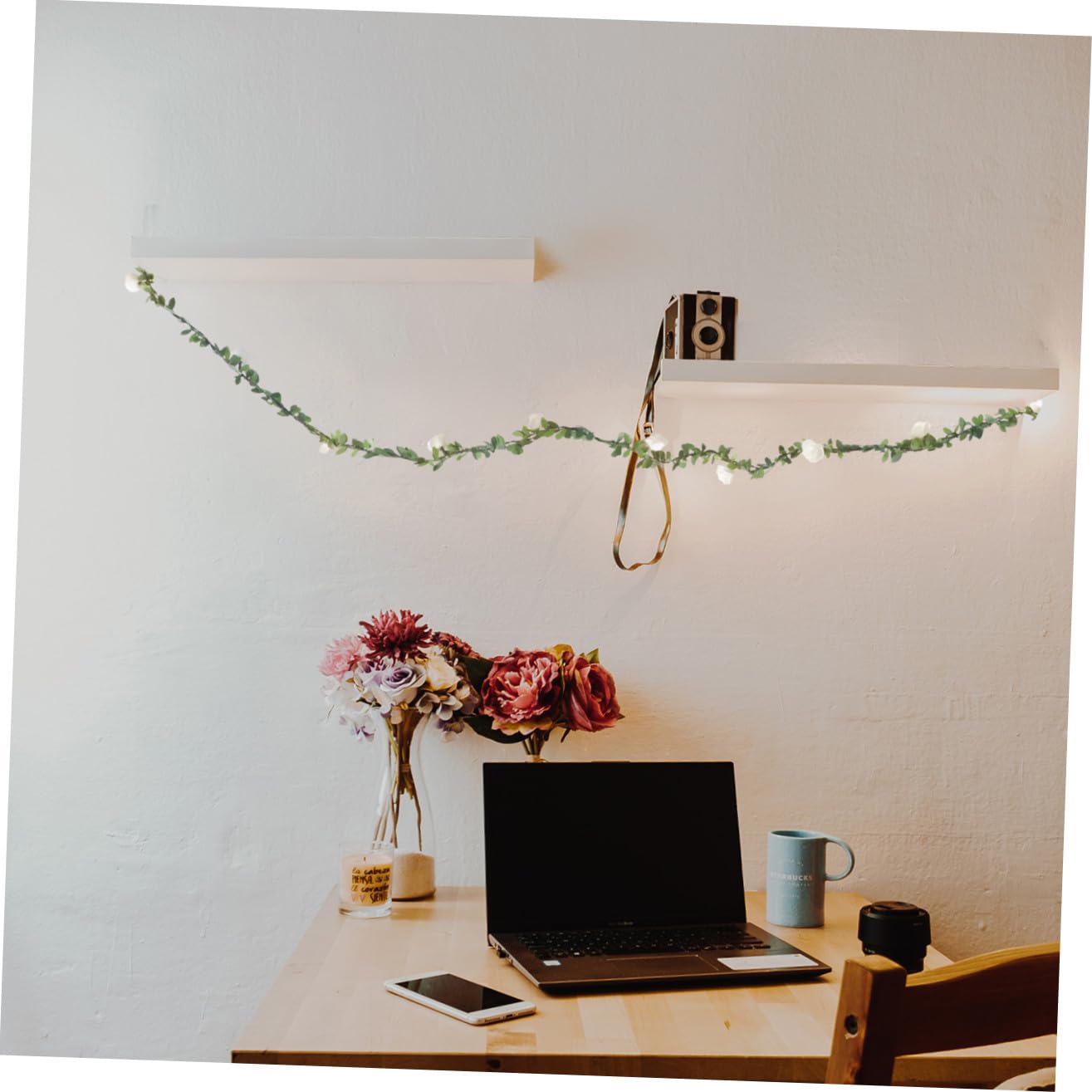 YARNOW Guirnalda de Luces LED Solar para Exteriores 50 Luces Cálidas, Cadena de Vid Verde Rosa Artificial de 7,5 M, Lámpara de Energía Solar para Jardín, Fiesta y Decoración Navideña