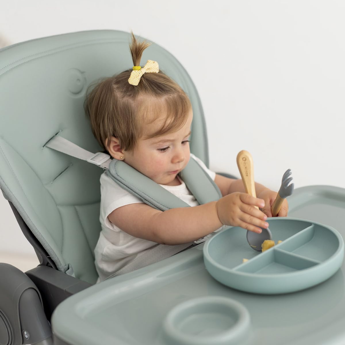 Olmitos Trona bebe multi posición ligera- Ajuste de altura y reclinable - Doble bandeja extraíble 3 posiciones - Funda de Polipiel Acolchada fácil limpieza- Arnés 5 Puntos hasta 3 años (Azul)