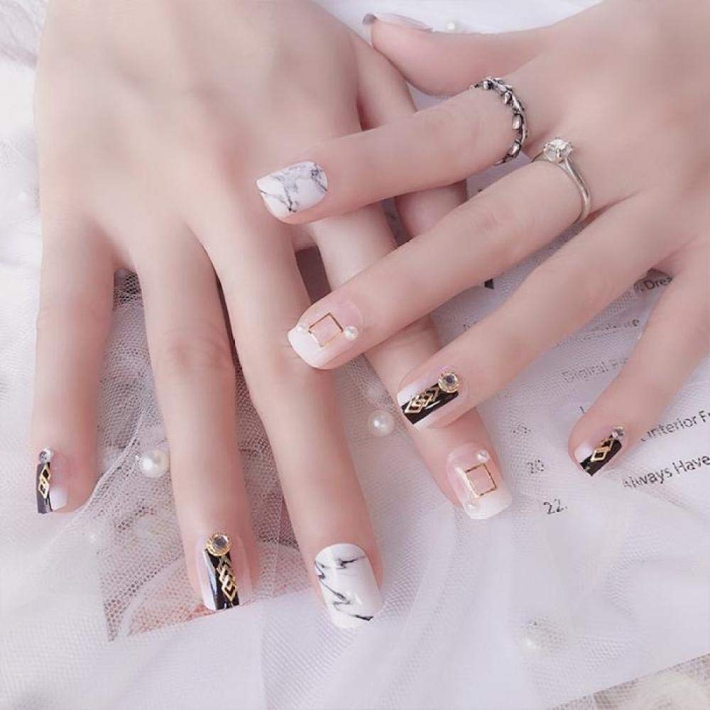 Nail Art Hitam Mewah yang Tampil Elegan