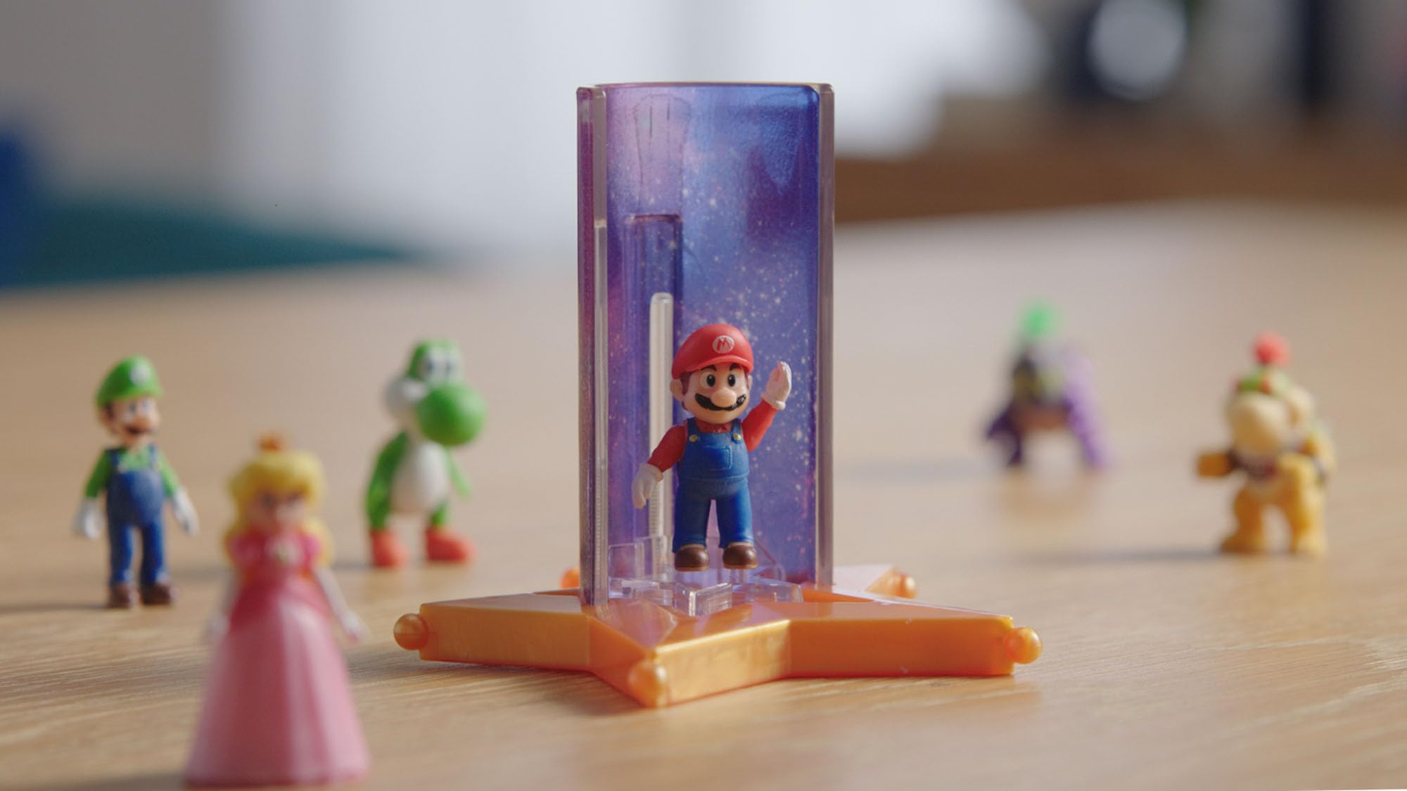 Zestaw figurek akcji 1,5" i wyrzutni gwiazd z filmu Super Mario Galaxy, oficjalnie licencjonowany, 6 figurek i sprężynowe podstawki, zawiera Mario, Luigi, Peach, Bowser Jr., Wonder Bowser Jr., Yoshi