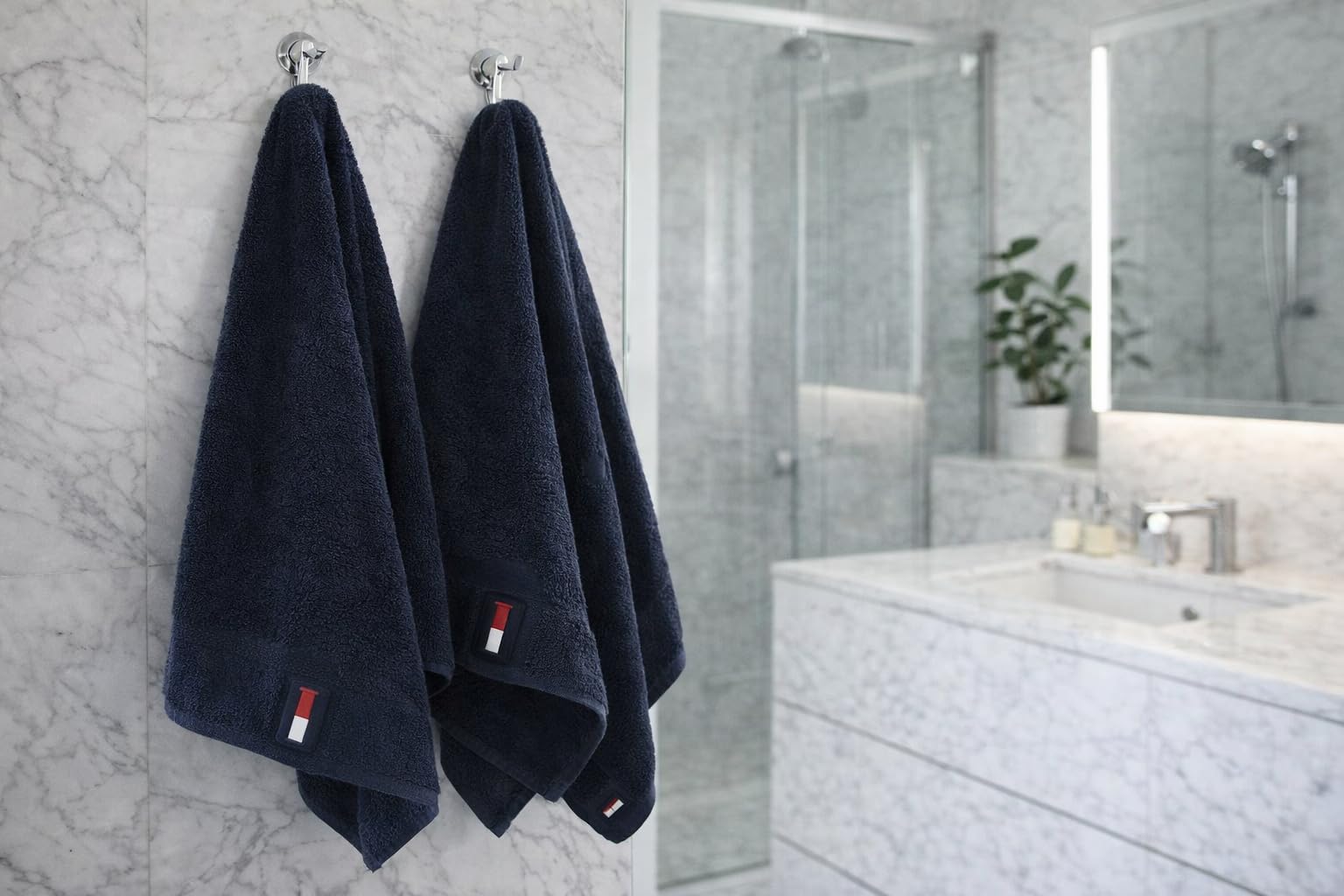 Tommy Hilfiger - Asciugamano da bagno, blu navy, spugna boucle, 520 g/m², 100% cotone pettinato, passamaneria jacquard e ricami, morbido e assorbente