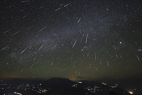 Miniatura 1 de Posterazzi Las Gemínidas lluvia de meteoros rayas a través del cielo despejado sobre la provincia de Yunnan de China Poster Print, (17 x 11)