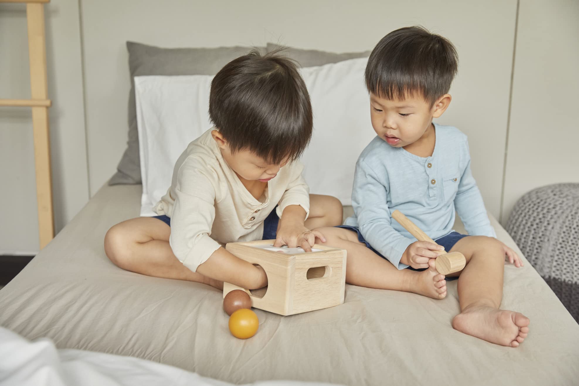 Plan Toys – Box mit 3 Bällen Schlagspiel – Holzspielzeug zum Hämmern – PT5472