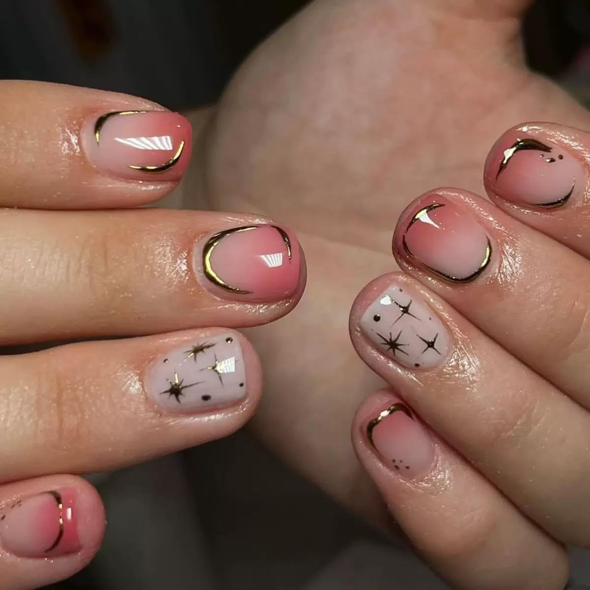 Short Press on Nails Square Fake Nails Ombre Red False Nails Gold Star Acrylic Nails Glossy Glue on Nails for Women 24Pcs