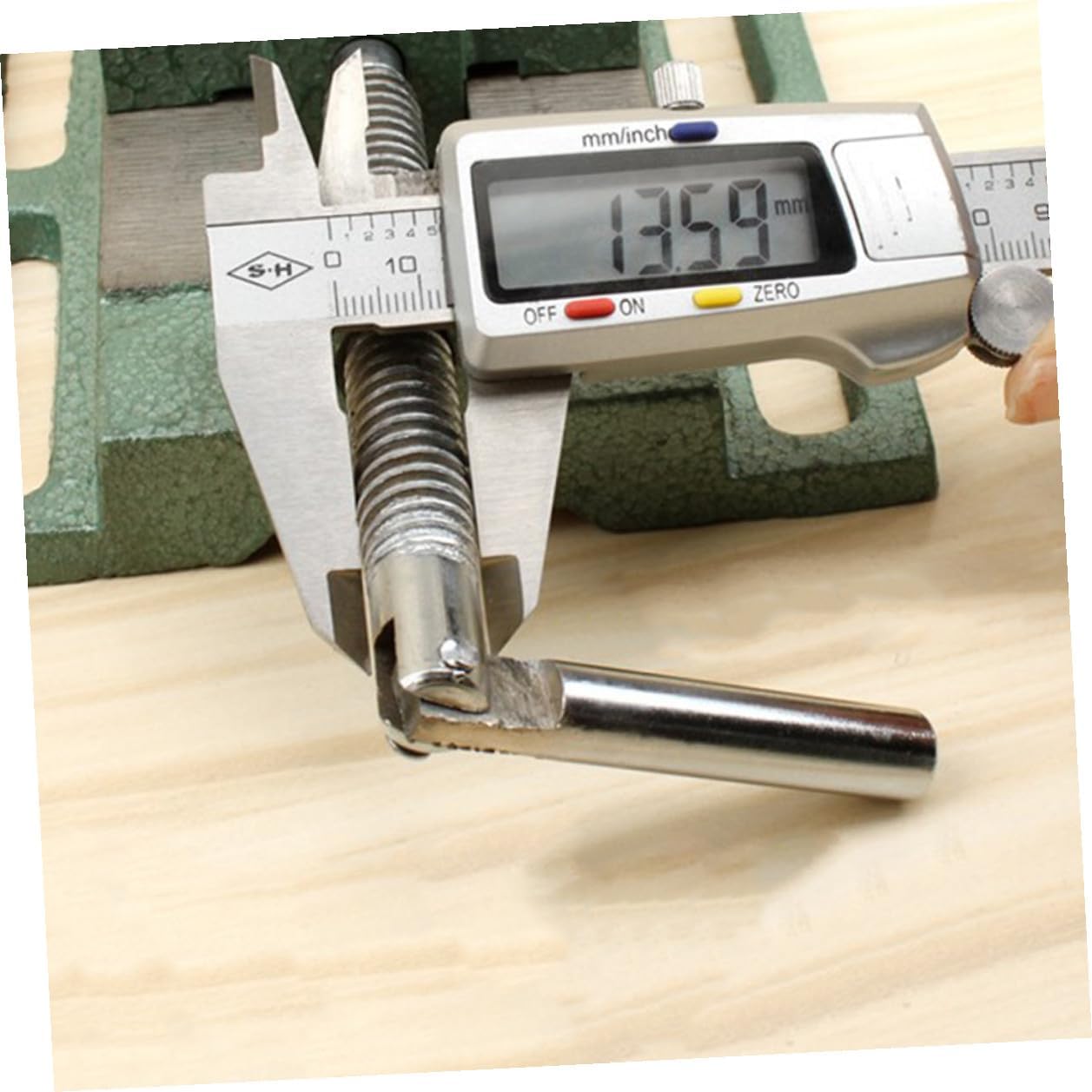 4 Inch Drill Press Vise Bench Clamp for Woodworking and Milling, Cast Iron Table Vise with Flat Jaw Opening, Small Workholding Device for Drilling Machines Random Color