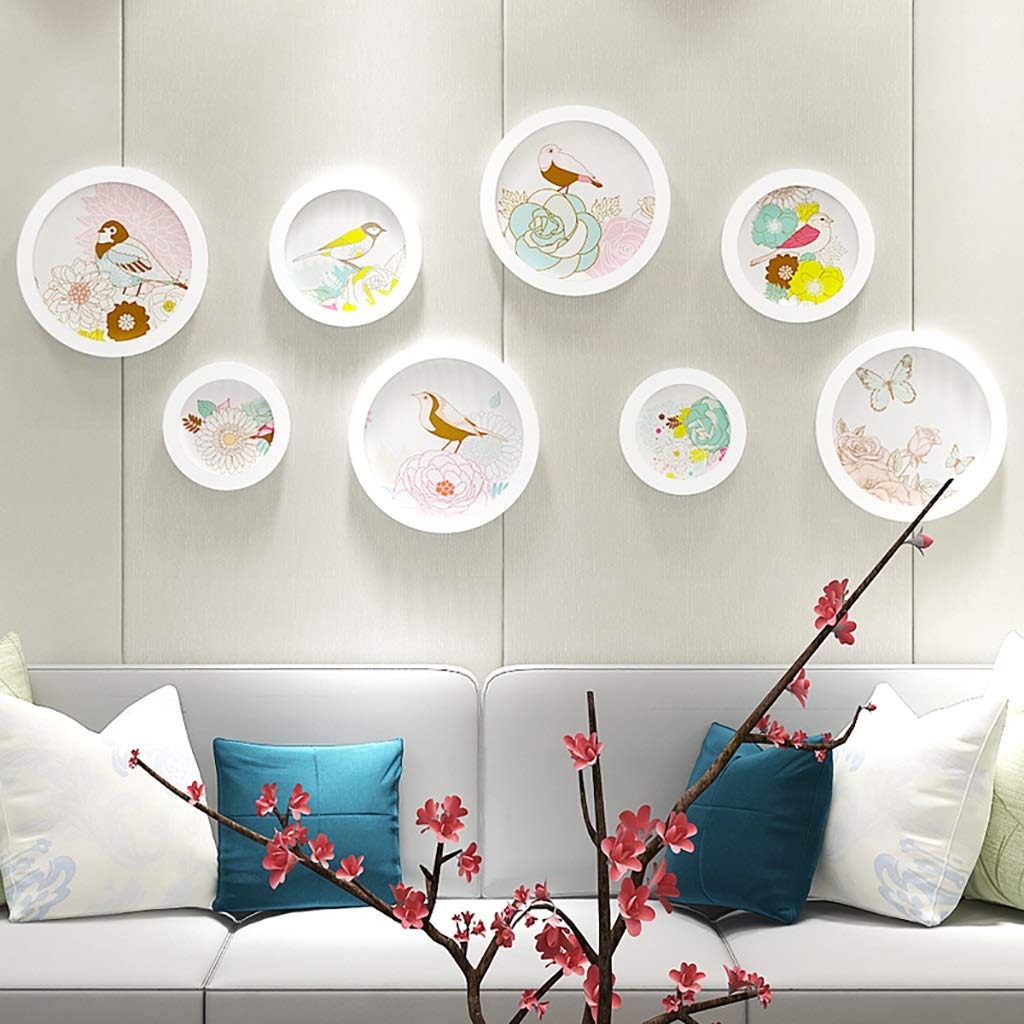 Cadres photo mural blanc pour créer un pêle-mêle chaleureux dans votre salon