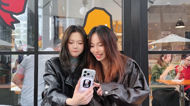 Vlogmate Mini Vlog Selfie Monitor Screen With Magnetic AMOLED Screen Bluetooth Remote Dual Cable Include For Iphone I.84227039 - View #4