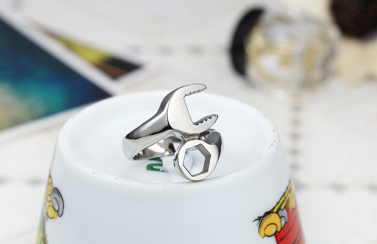 JewelryWe Anillo de acero inoxidable pulido para hombre, diseño de llave mecánica, color plateado (con bolsa de regalo)