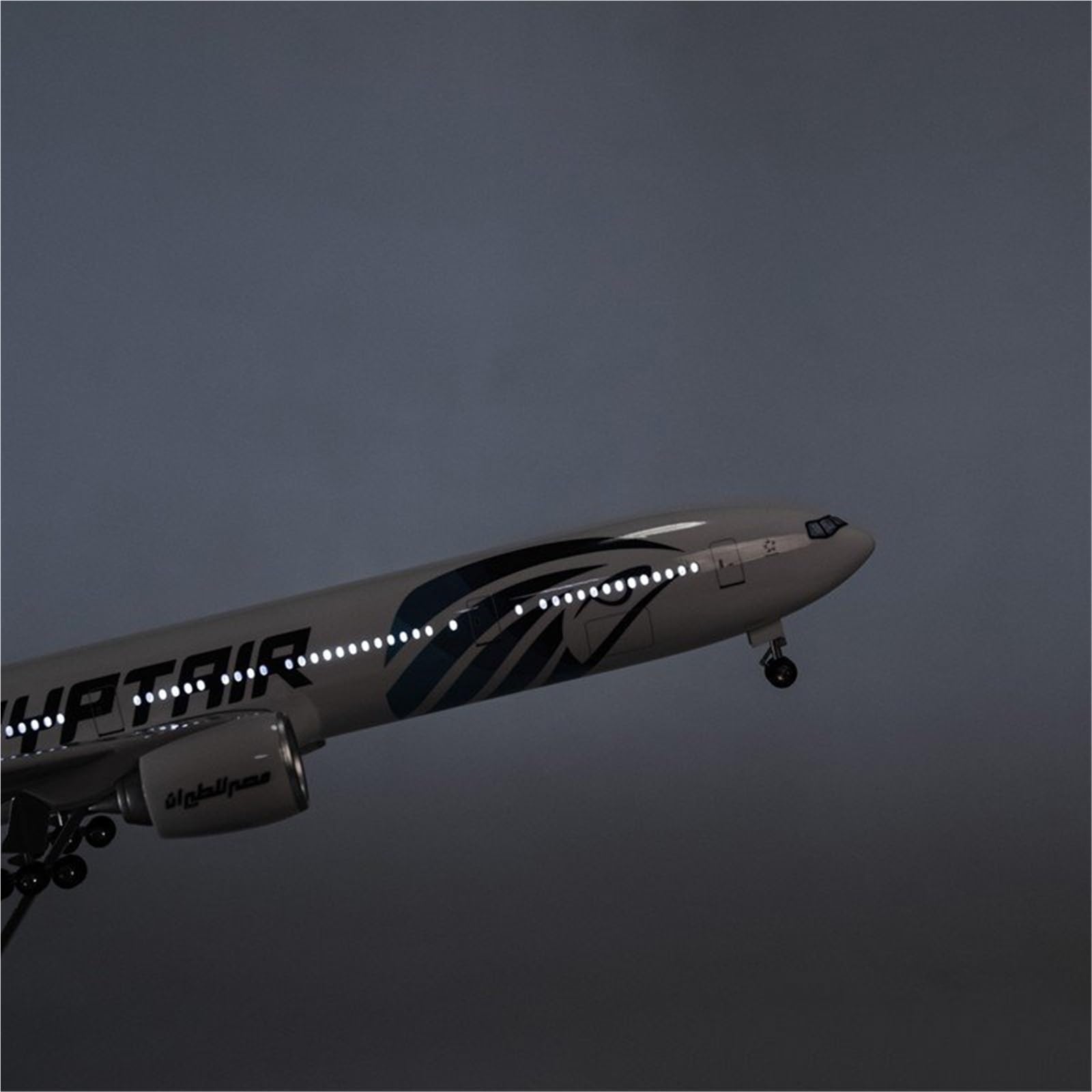 Repliki modeli samolotów Replika samolotów cywilnych w skali 1/157 47 cm EgyptAir dla modelu samolotu Boeing 777 do wyświetlania w lotnictwie Miniaturowy model samolotu (ze światłem)