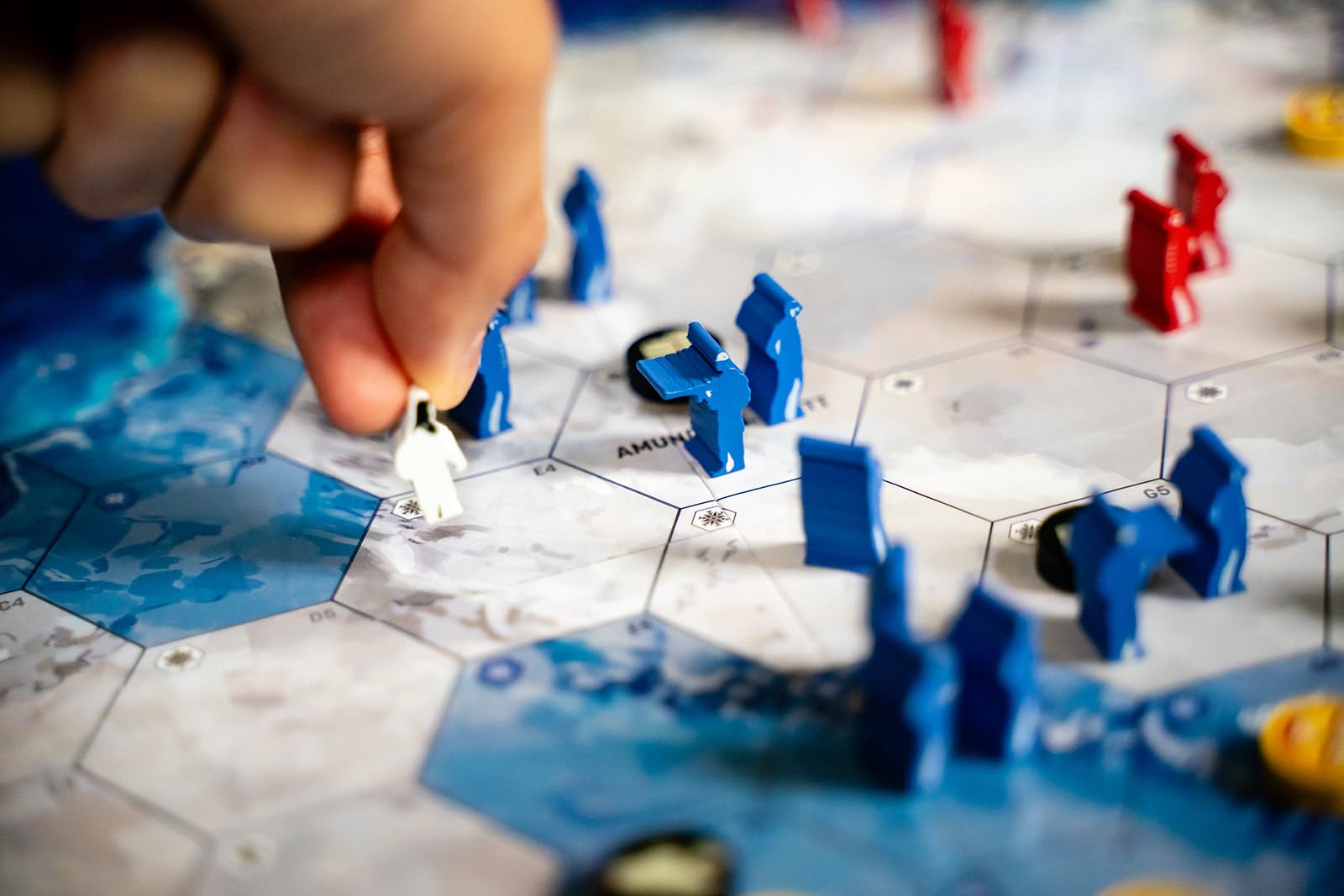 Capstone Games | Meltwater | Gra Planszowa, Strategia Przetrwania Na Antarktydzie Bez Kości | 2 Graczy | 60 Minut