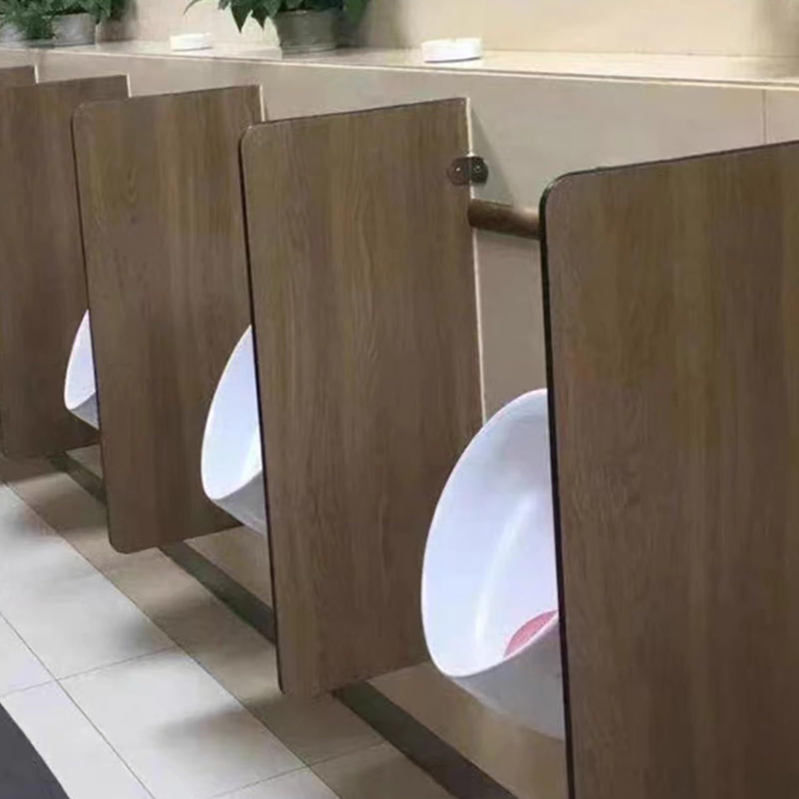 Mampara de pared para urinario elimina salpicaduras e incomodidad en banos