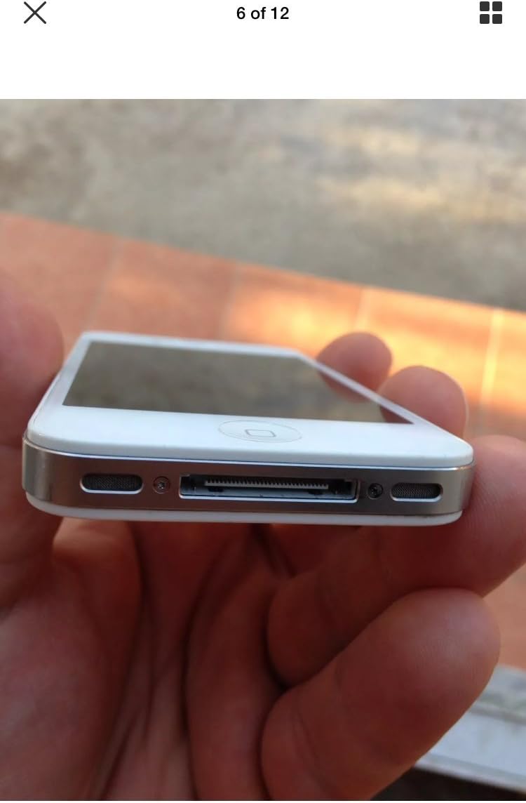 Дно view of Apple iPhone 4S showing 30-pin connector and speakers