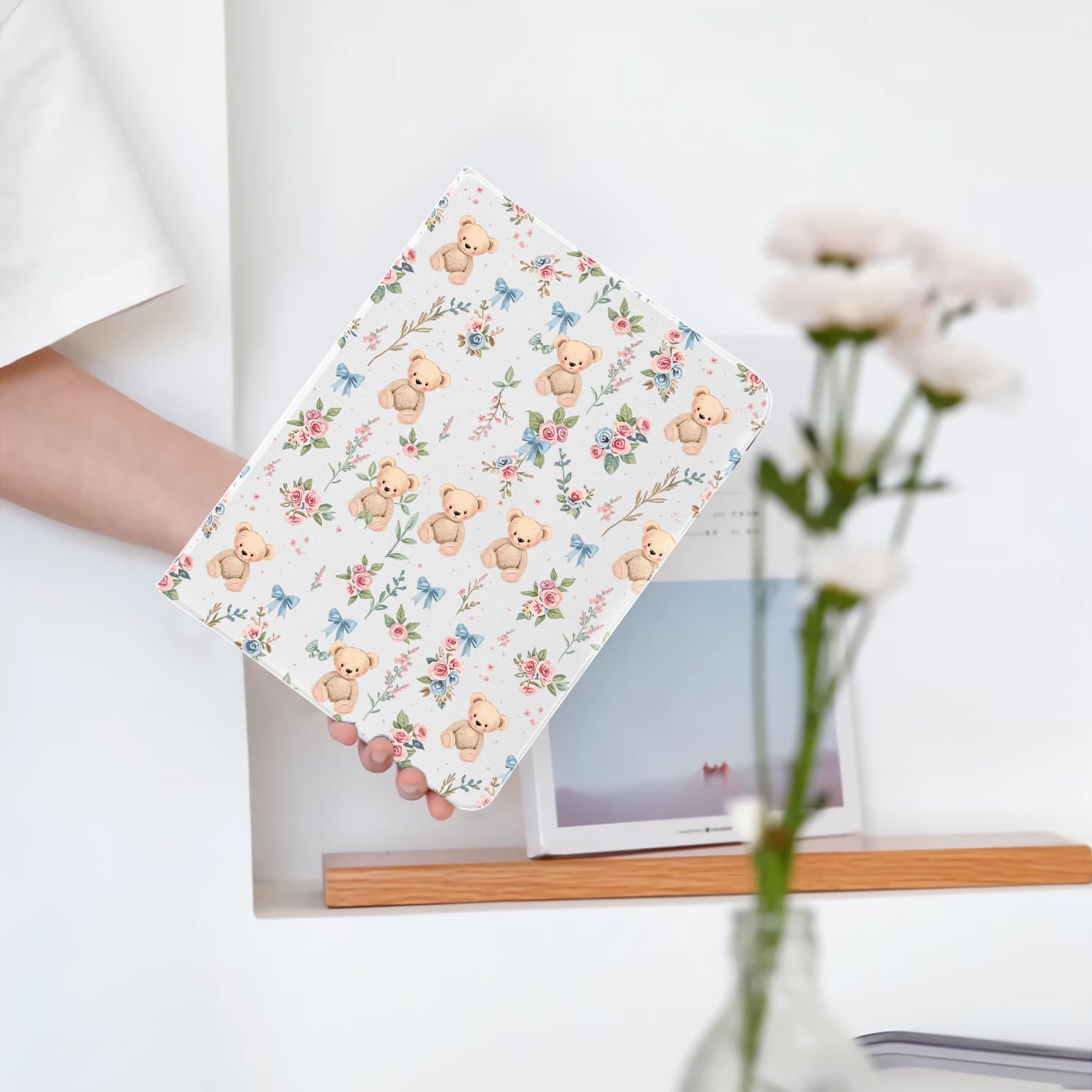 Cute Kawaii Bear Flower for iPad (A16) Case 11th/10th Generation 11''/10.9'' 2025/2022 with Pencil Holder, Auto Sleep/Wake and Multiple Viewing Angles, White Leather Soft TPU Back Cover