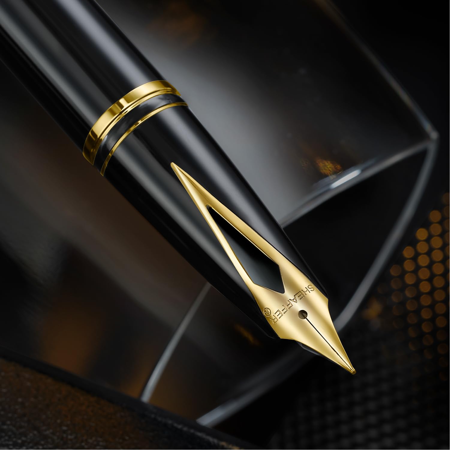 Sheaffer Legacy 9065 Füllfederhalter, zweifarbiger schwarzer Smoking-Medaillengewinner, 14 Karat PVD-Gold, mittlere eingelegte Feder, mit Ledertasche und luxuriöser Geschenkbox