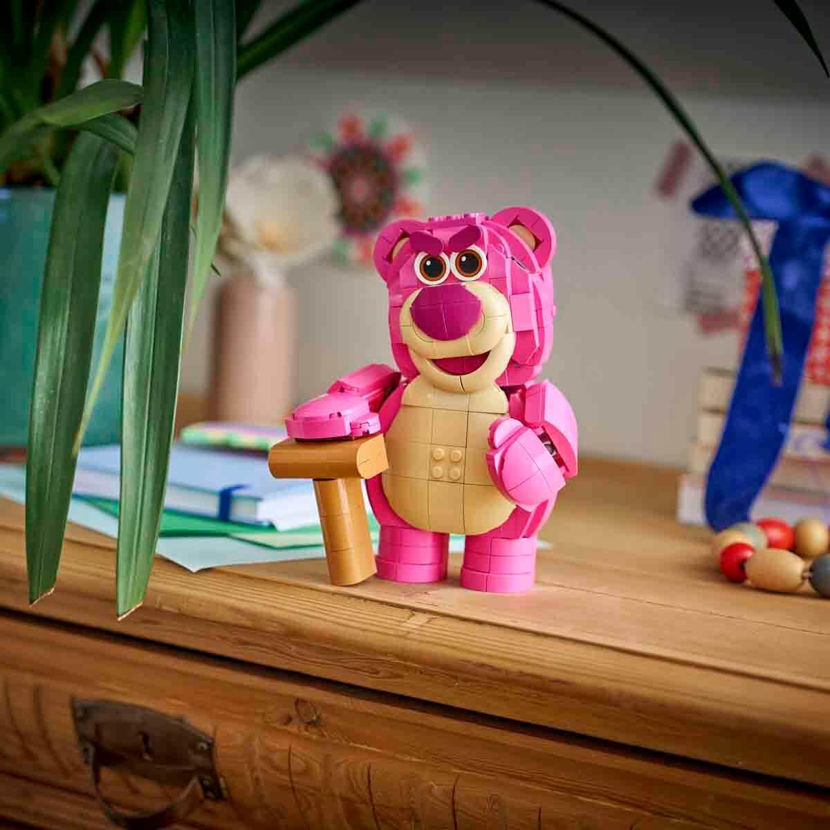 LEGO ǀ Disney ve Pixar Oyuncak Hikayesi Yumuş 43306-9 Yaş ve Üzeri Çocuklar için Yaratıcı Oyuncak Ayıcık Modeli Yapım Seti (570 Parça)