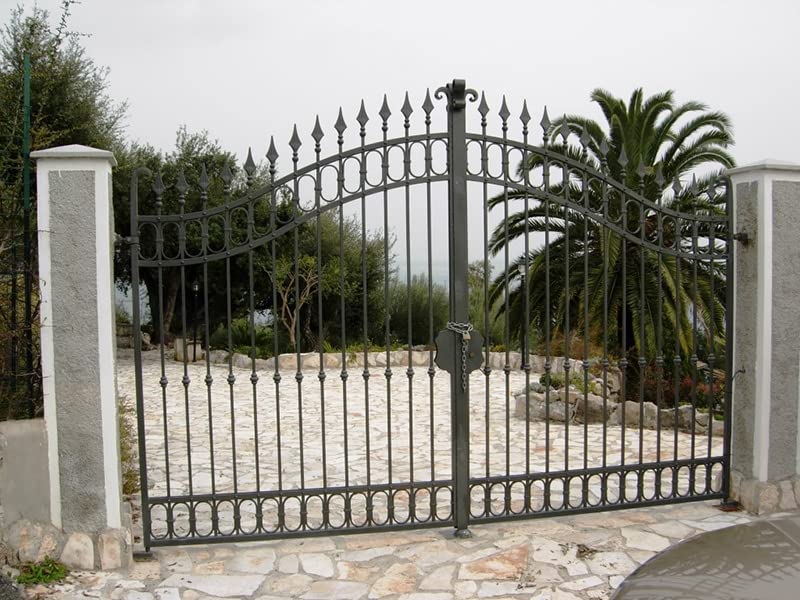 MATERIALE - Il cancello da giardino è interamente realizzato in ferro battuto forgiato a mano da fabbri esperti. La lavorazione artigianale rende ogni cancello robusto e resistente