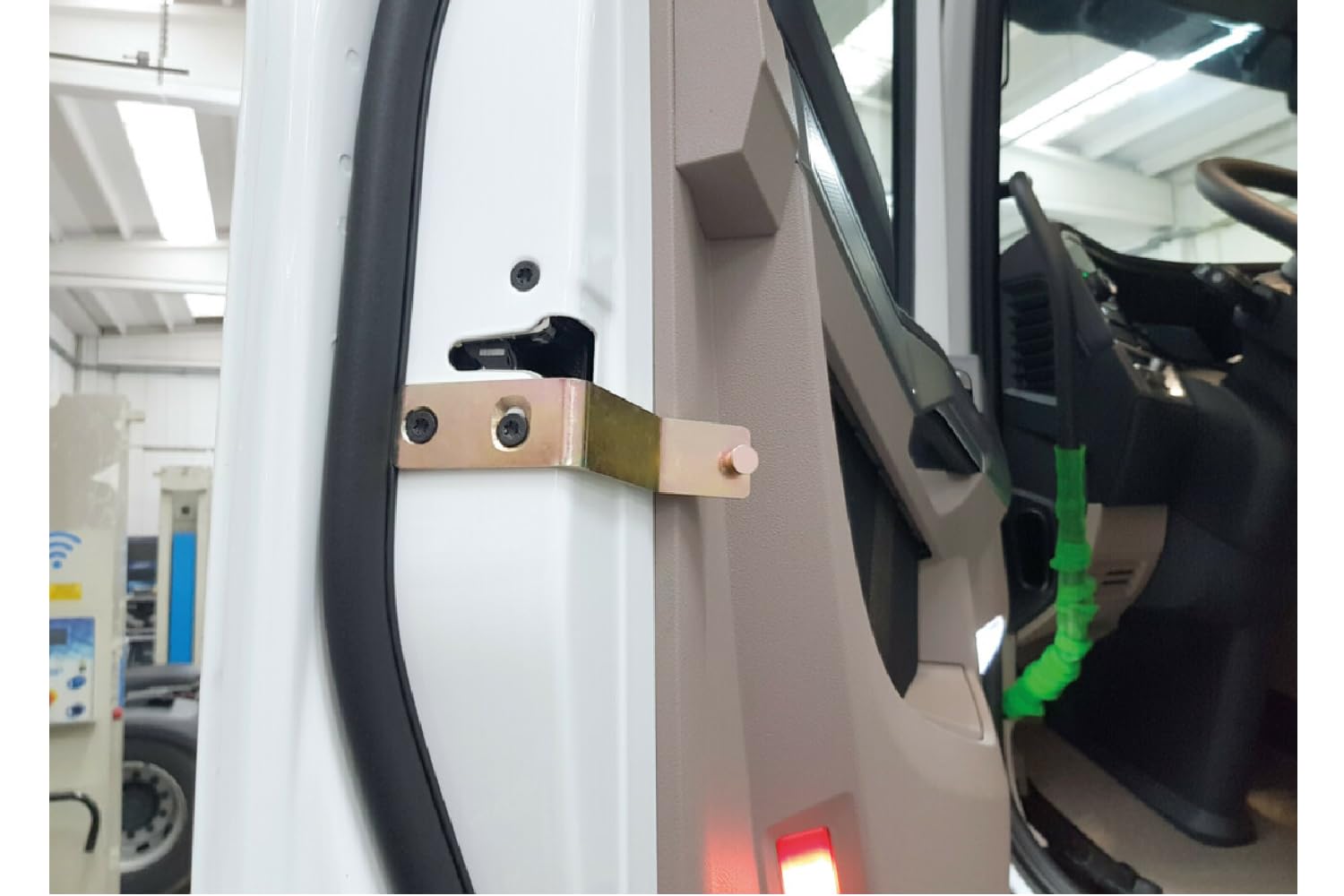 LAMPA Serratura sportello SX DX Compatibilità con DAF XF II 97934