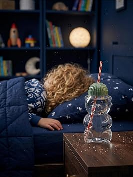 Özel Tasarım Ayıcık Figürlü Cam Matara ve Pipetli Bardak | Çocuklar İçin Sevimli Su ve Meyve Suyu Şişesi, 18 cm x 10 cm, Bere Şapka Kapaklı