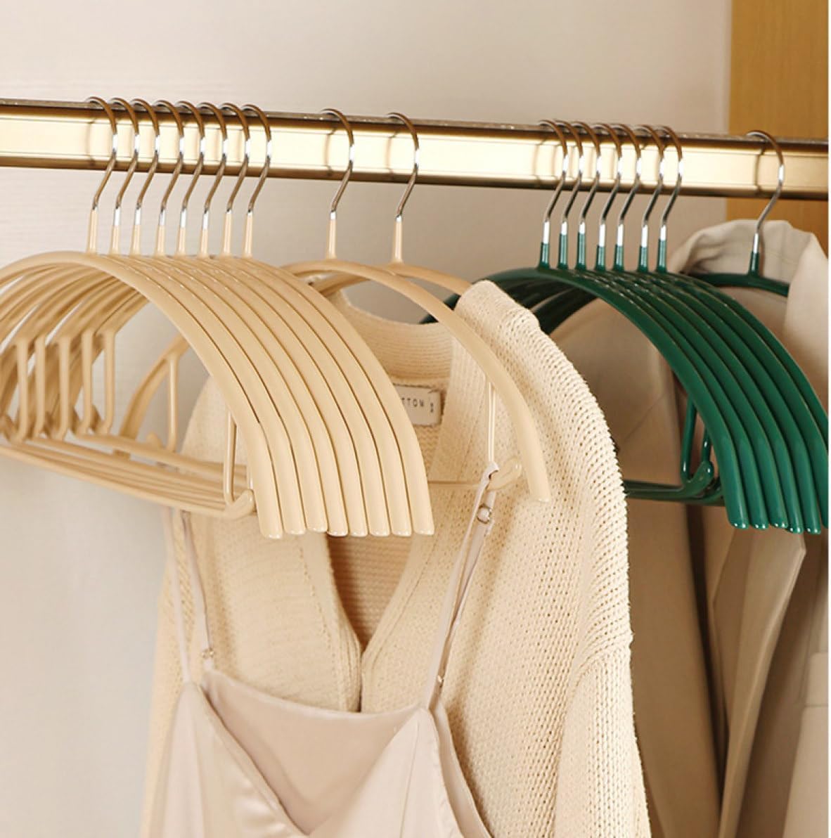 ハンガー 乾湿両用 50本組 クローゼットハンガー 衣類変形にくい 洗濯収納 洋服ハンガー ずり落ち防止 跡つかない 洋服 クロゼッ