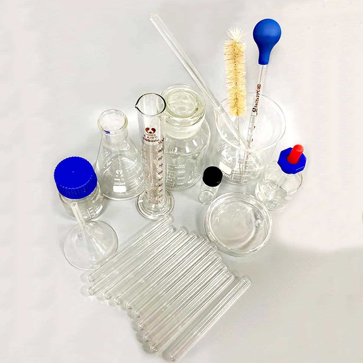 El conjunto de cristalería de laboratorio incluye botellas cónicas, vasos de vidrio, cilindros de medición graduados, botellas de reactivos, tubos de vidrio, gotas, pipetas graduadas, placas de petri,