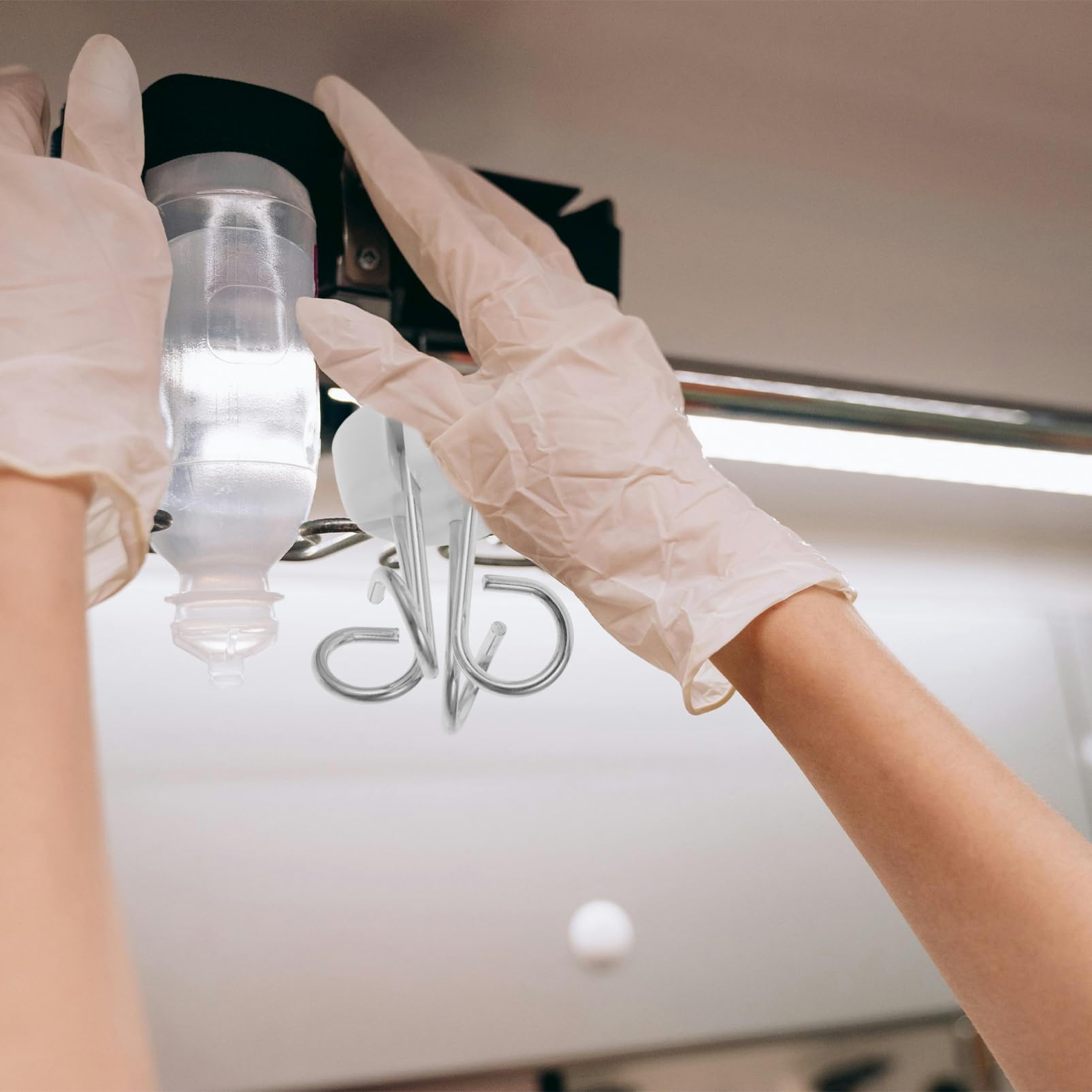 Crochet pour Perfusion Médicale en Plastique et Fer pour Support de Goutte | Crochet à Perfusion, Compatible Porte-flacons et Supports de Perfusion, Usage Médical et Hospitalier