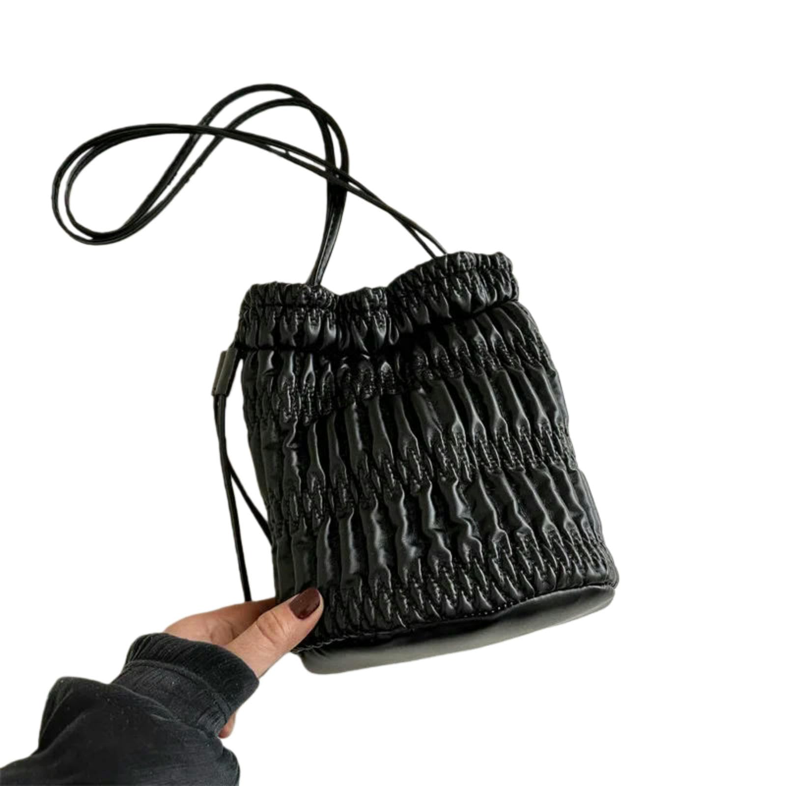 Sac petit seau noir plissé anti-encombrement parfait pour le transport quotidien