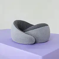 Travesseiro de Viagem - Flow Cinza - I wanna sleep - Suporte Ergonômico Memory Foam, Compacto, Portátil e Versátil. Ideal para Viagens de Avião, Carro e Ônibus.