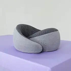 Travesseiro de Viagem - Flow Cinza - I wanna sleep - Suporte Ergonômico Memory Foam, Compacto, Portátil e Versátil. Ideal para Viagens de Avião, Carro e Ônibus.